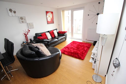 Flat Grantham Road in Greater London