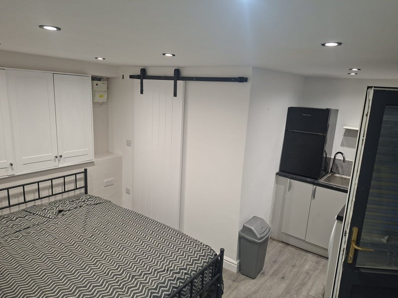 Room Miles Hill Road in Leeds