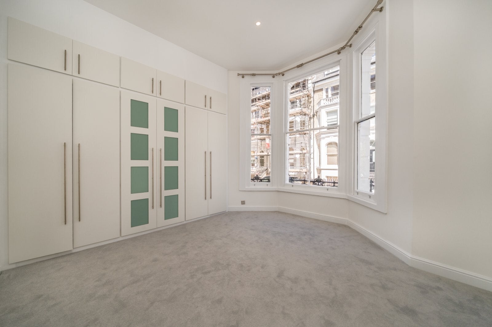 Flat Campden Hill Gardens in Greater London
