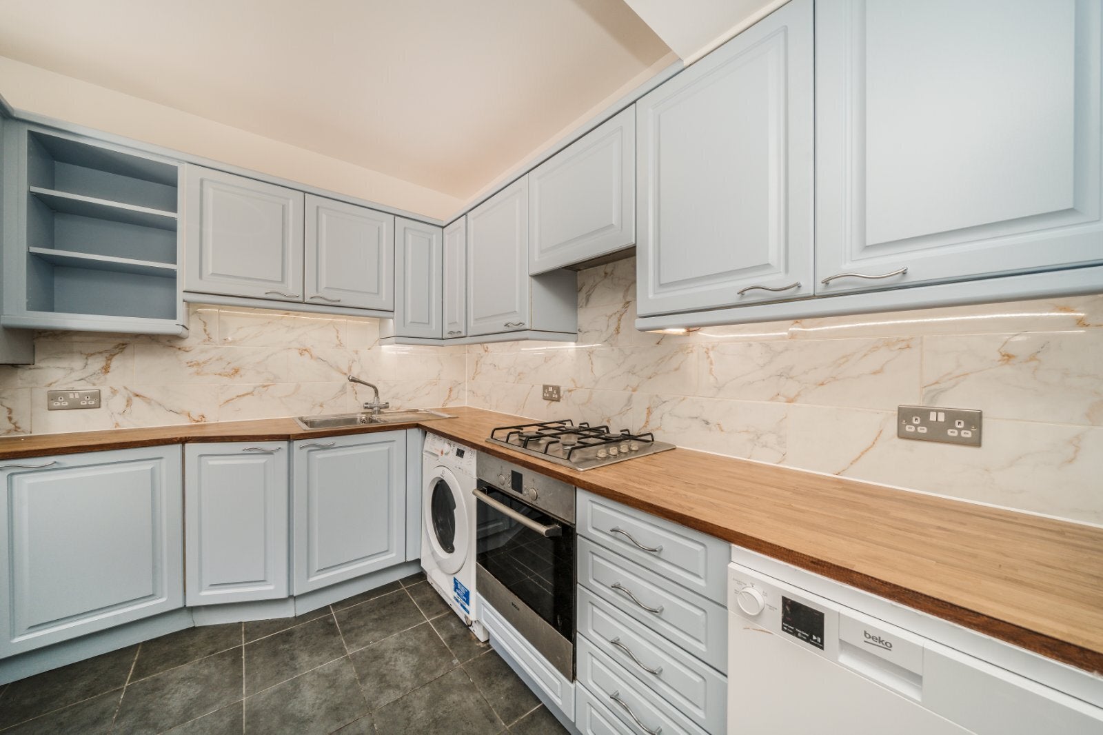Flat Campden Hill Gardens in Greater London