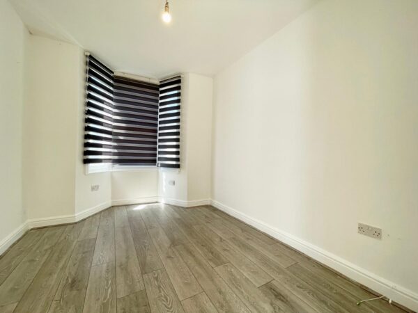 Flat Shelbourne Road in Greater London