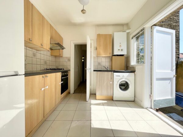 Flat Shelbourne Road in Greater London