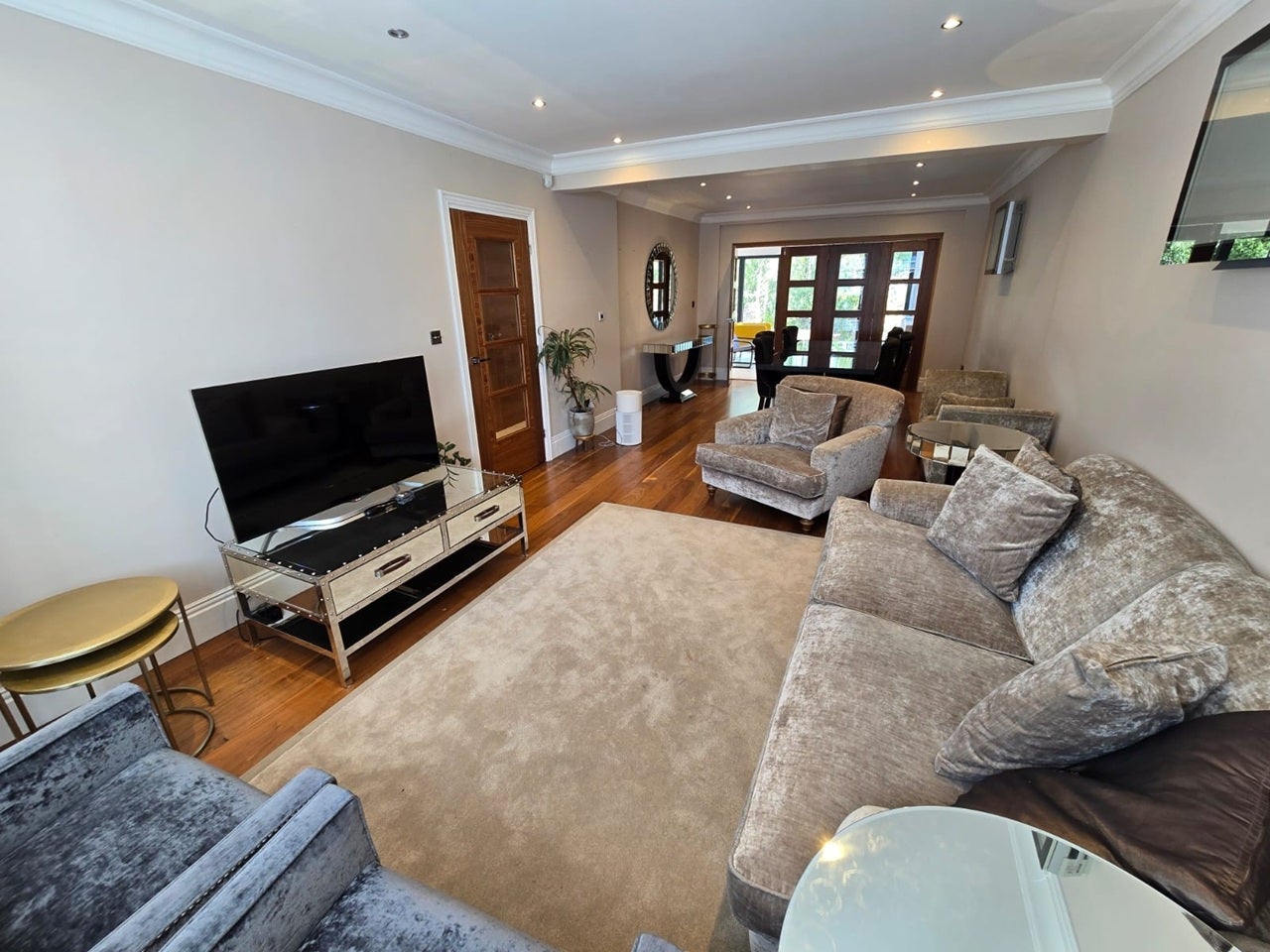 House Wentworth Avenue in Greater London
