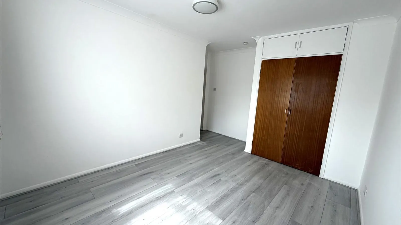 Flat Fairfield Road in Greater London