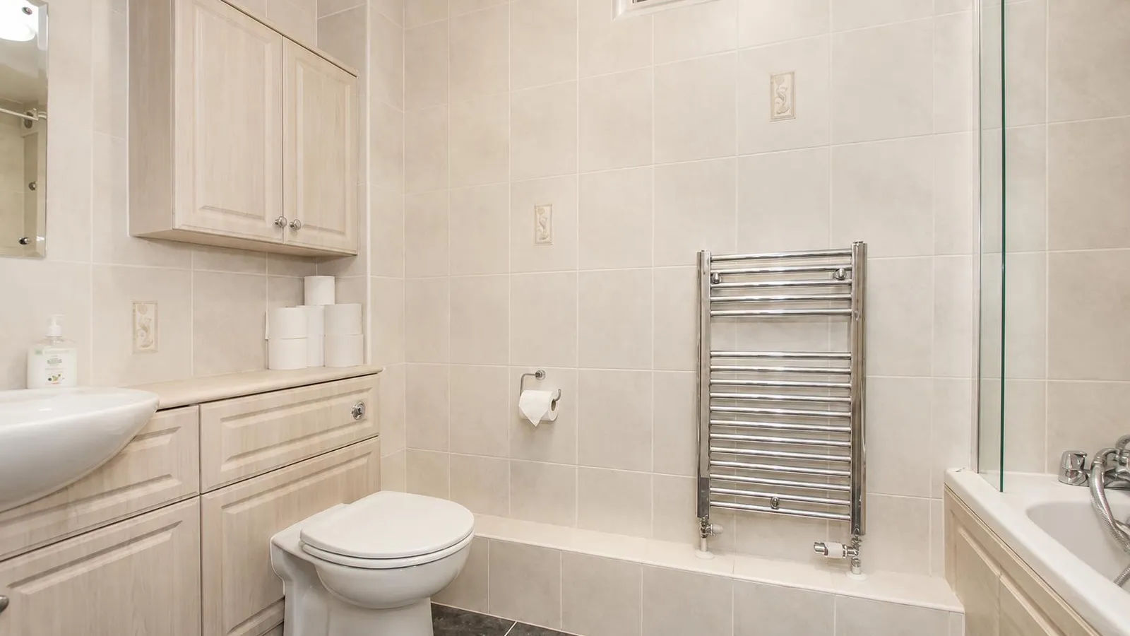 Flat Fairfield Road in Greater London