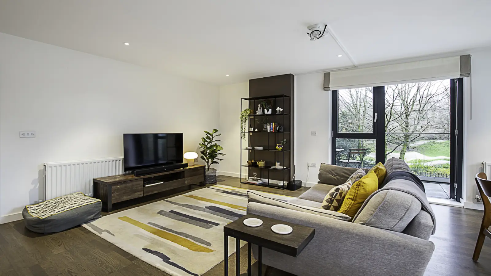Flat Hackney Road in Greater London