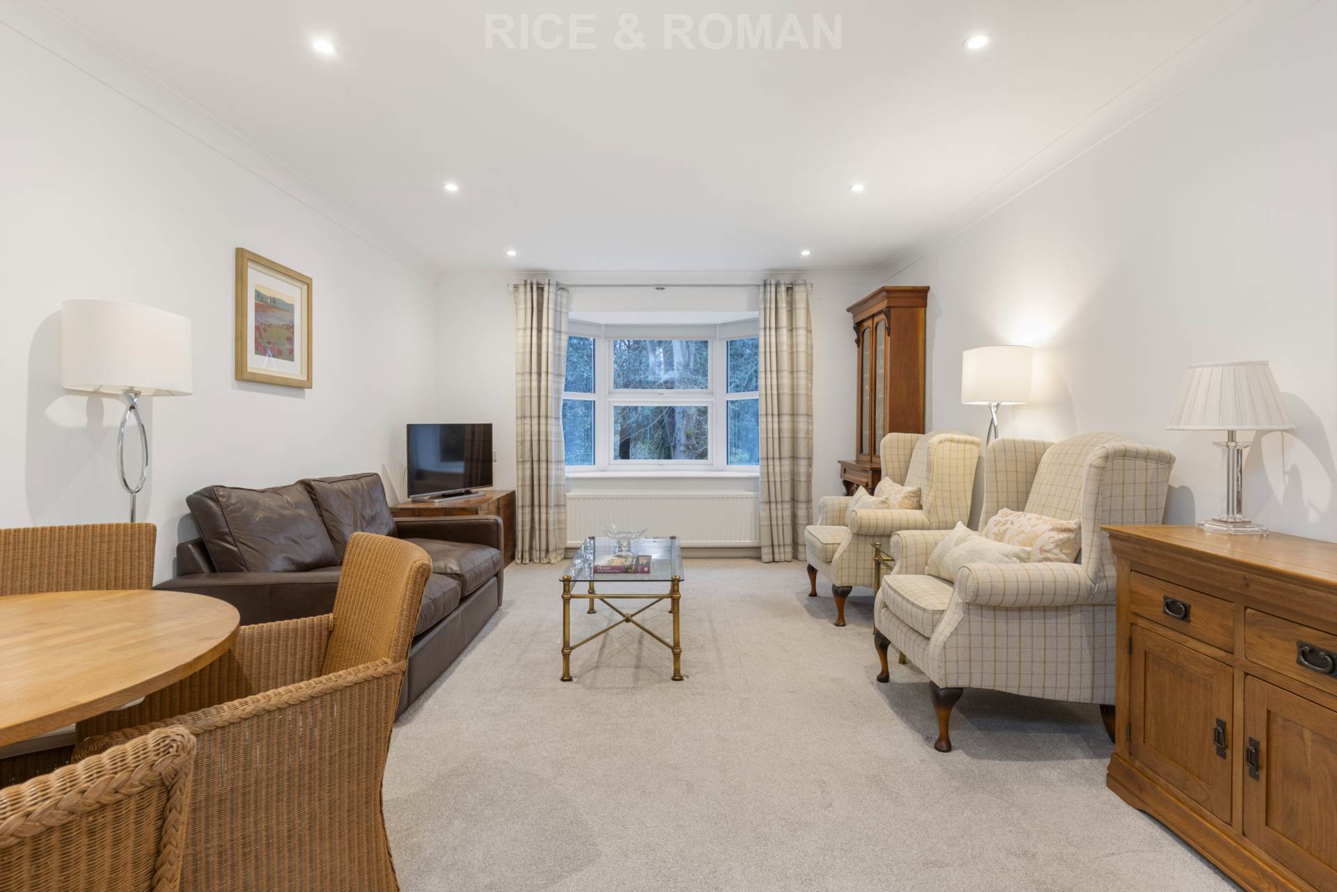 Flat Hall Place Drive in Elmbridge