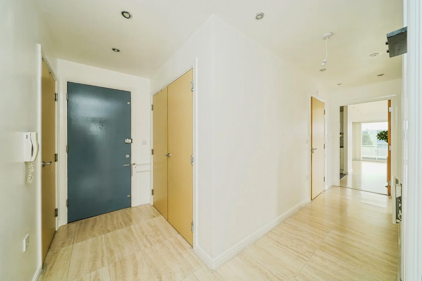 Flat Prince Regent Road in Greater London