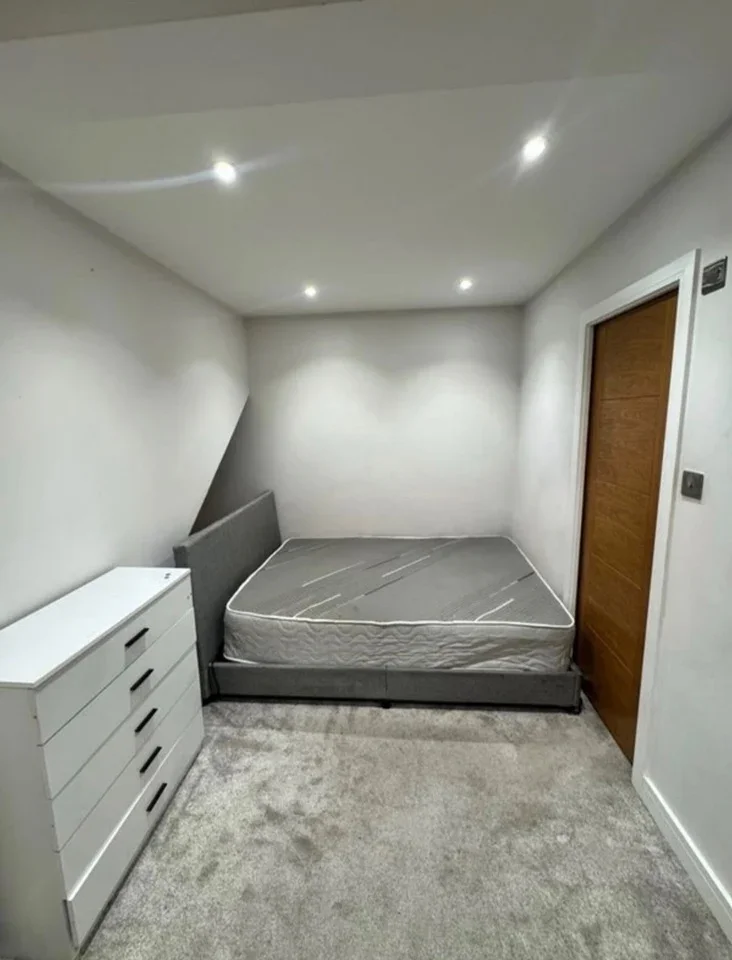 Room Thornbridge Road in Iver Heath