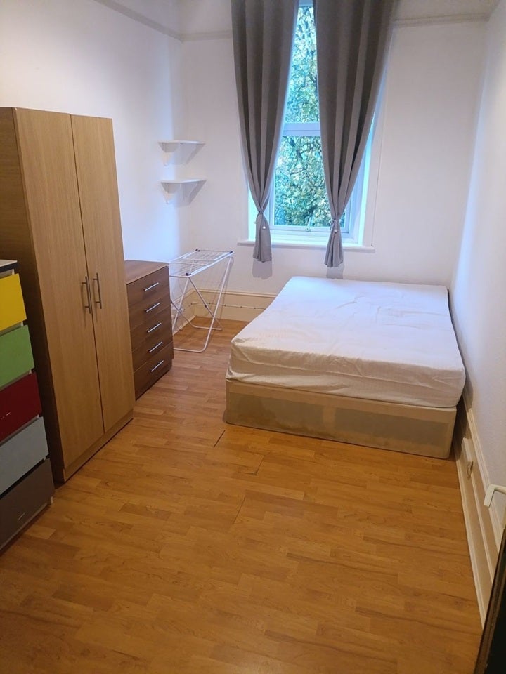 Flat Woodside Park Road in Greater London