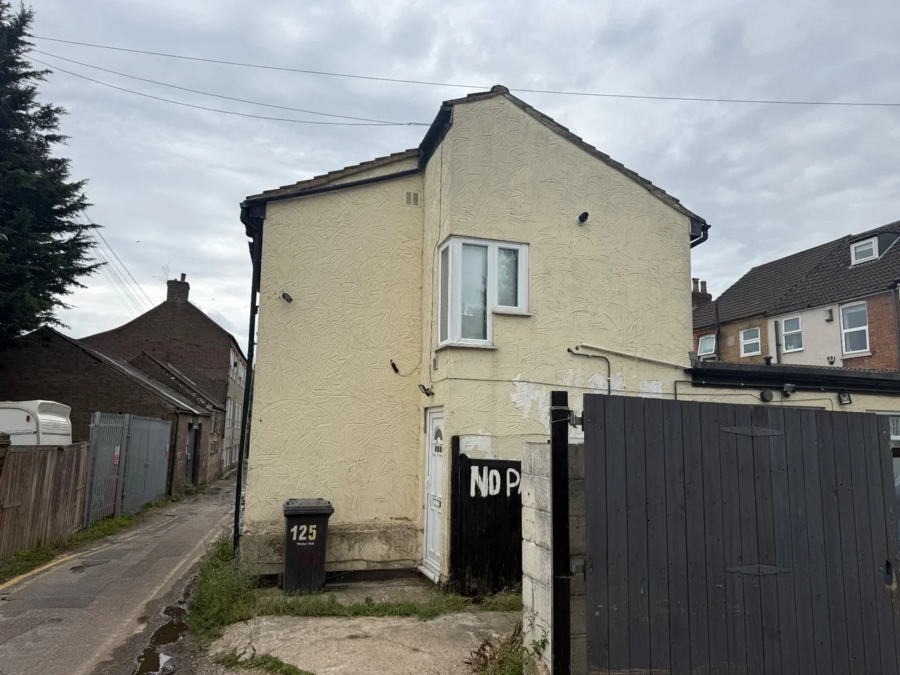 House Dumfries Street in Luton