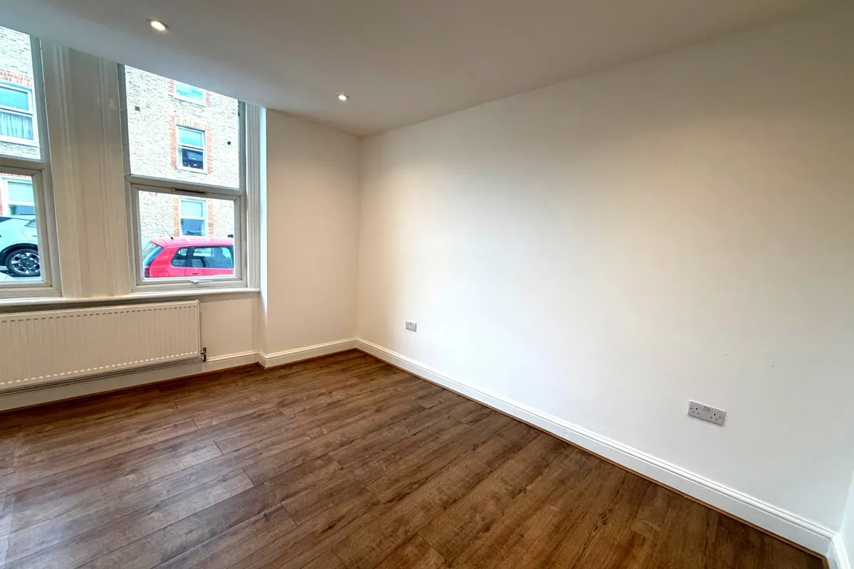 Flat Gambole Road in Greater London