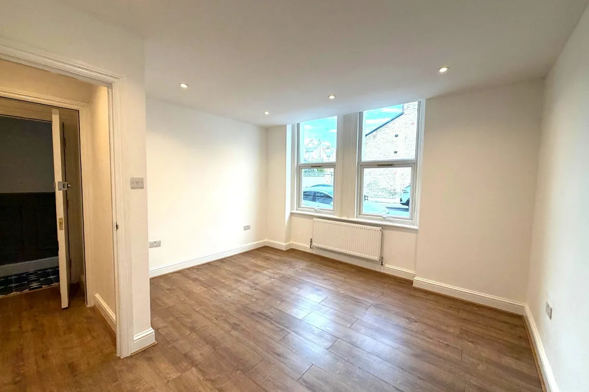 Flat Gambole Road in Greater London