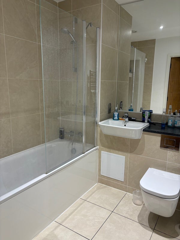 Room Bounds Green Road in Greater London