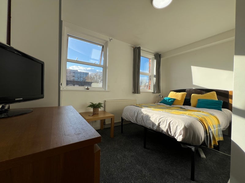 Room Saltwell Street in Greater London