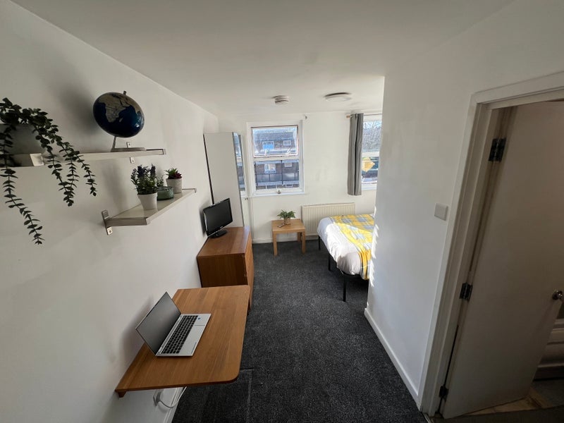 Room Saltwell Street in Greater London