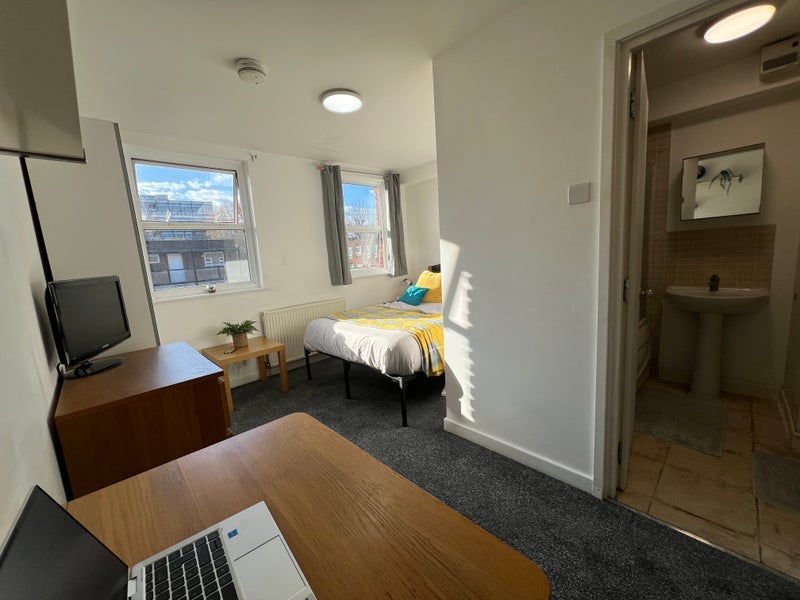 Room Saltwell Street in Greater London