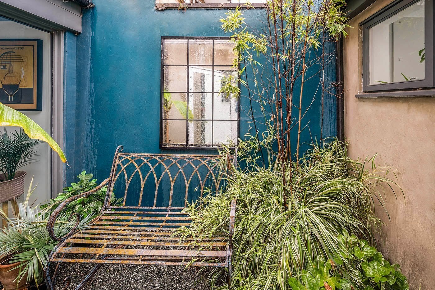 House Black Eagle Yard in Greater London