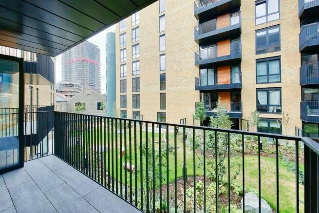 Flat Ryeland Boulevard in Greater London