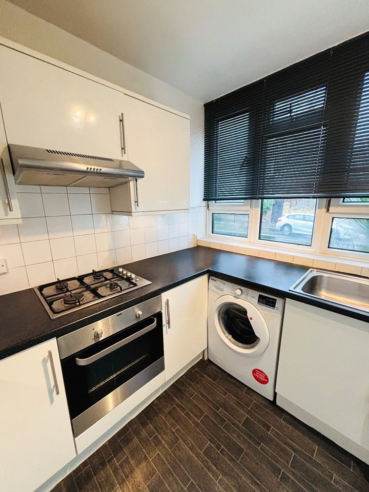 Room Macroom Road in City of Westminster