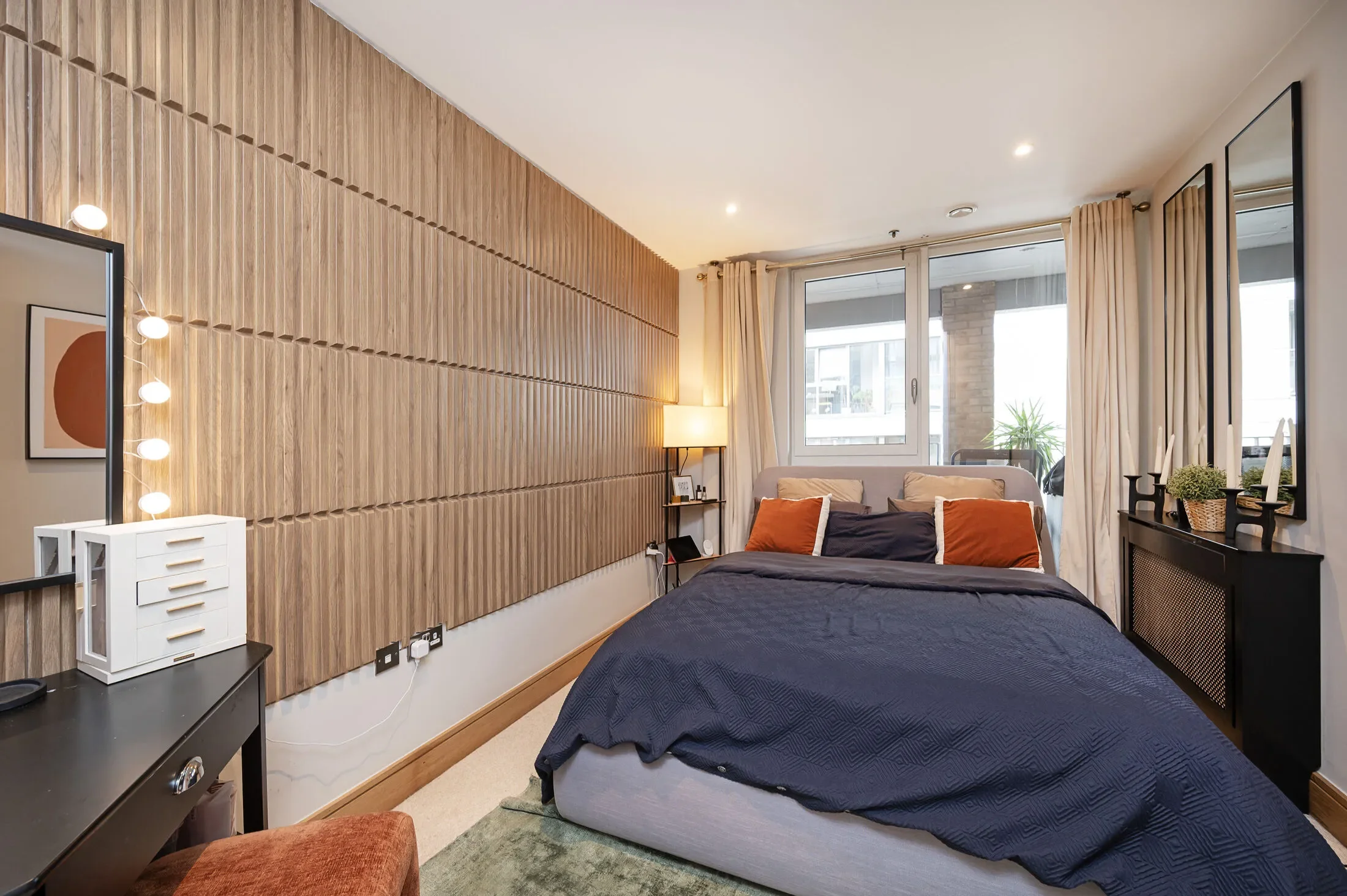 Flat Bacon Street in Greater London