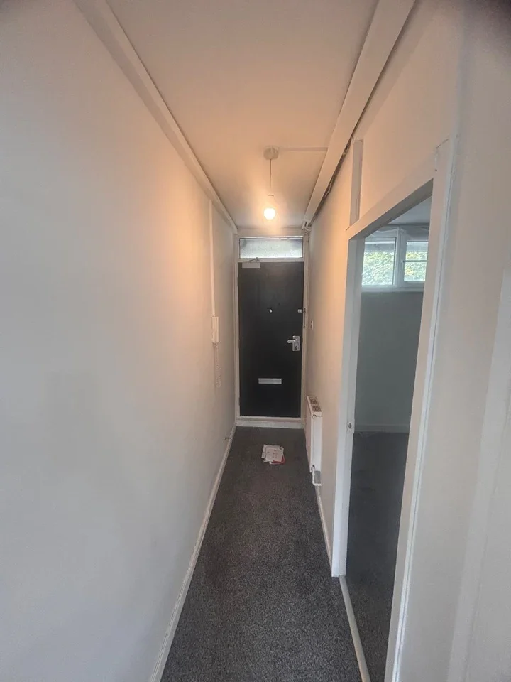 Flat Wren Road in Greater London
