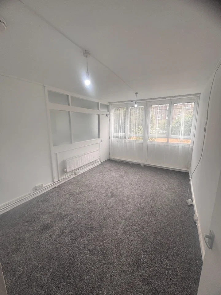 Flat Wren Road in Greater London