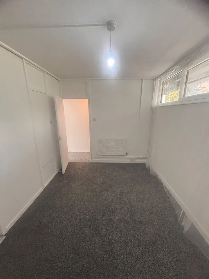 Flat Wren Road in Greater London