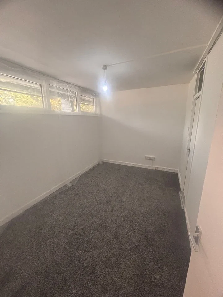 Flat Wren Road in Greater London