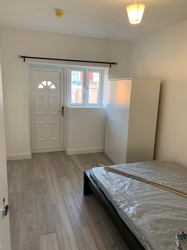 Room Great Cambridge Road in Greater London