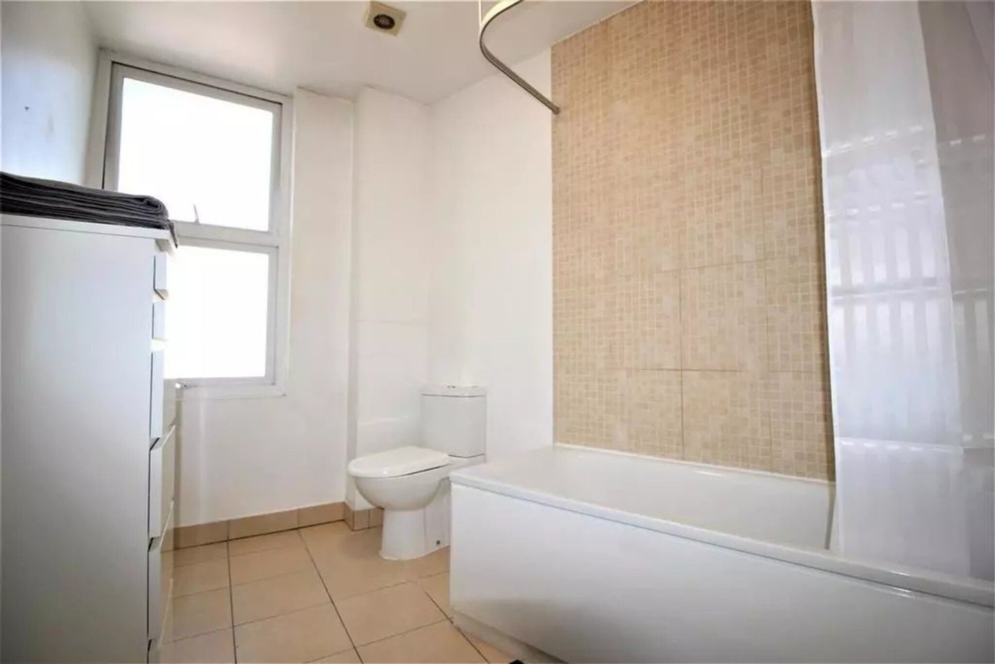 Flat Third Avenue in Greater London