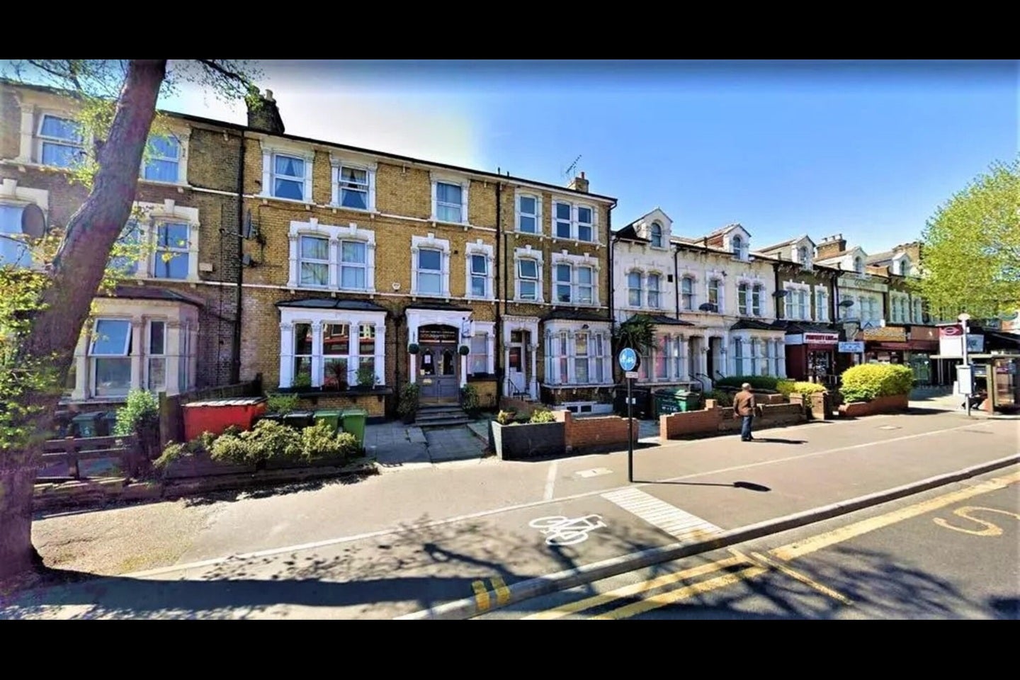 Flat Third Avenue in Greater London