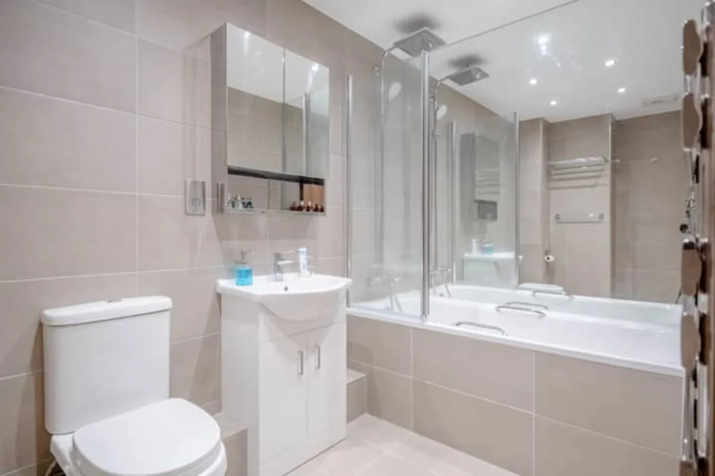 Flat Bridgefoot in Greater London