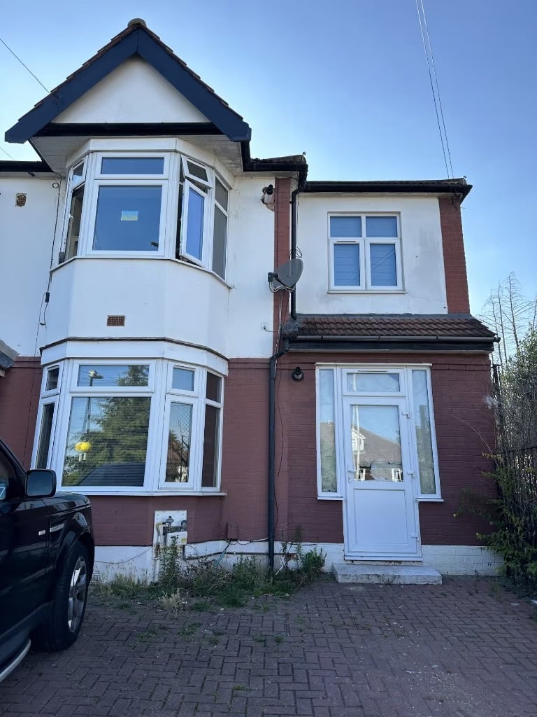 Flat Charteris Road in Greater London