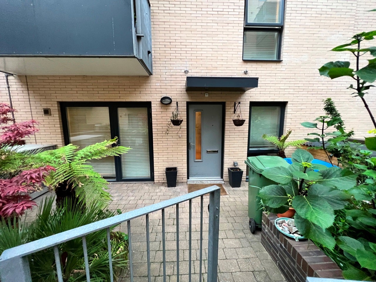 Flat Freda Street in Greater London