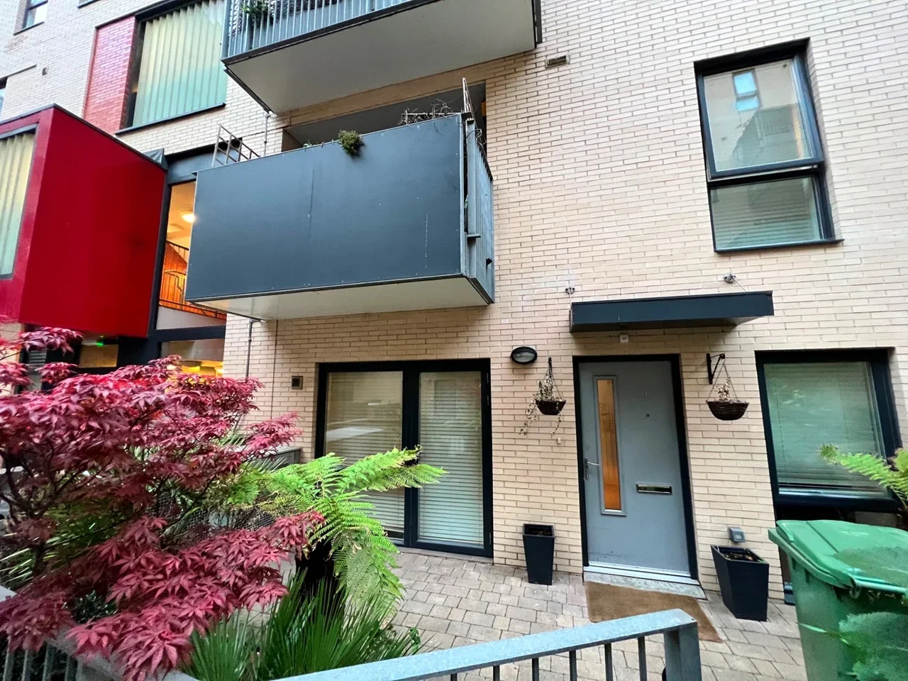 Flat Freda Street in Greater London