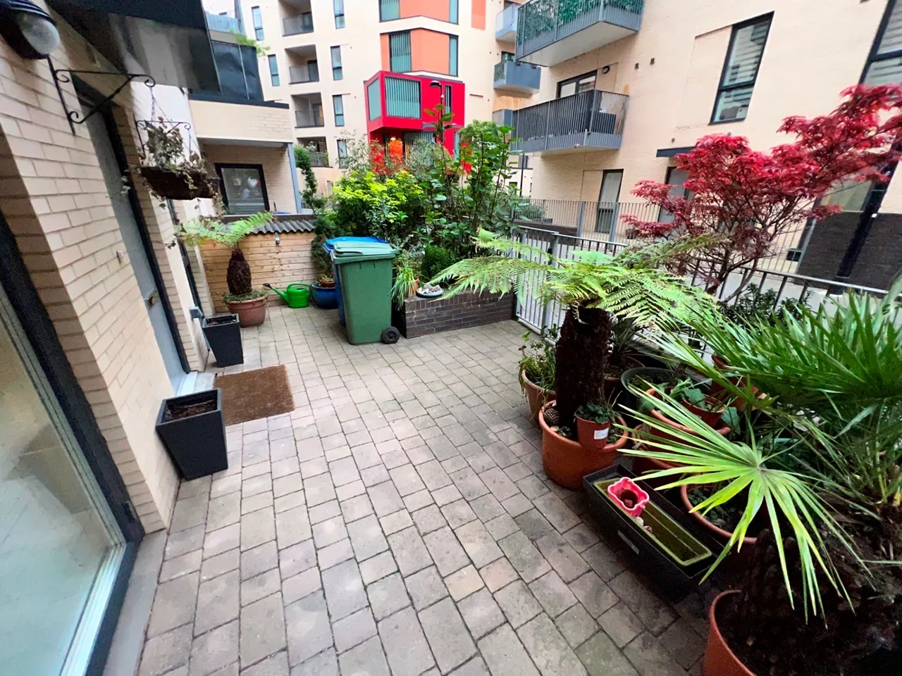Flat Freda Street in Greater London