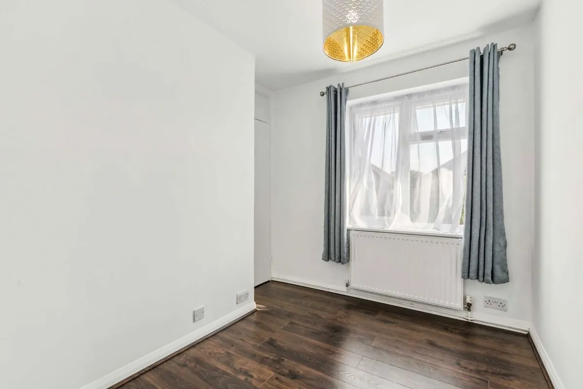 Flat Webster Gardens in Greater London