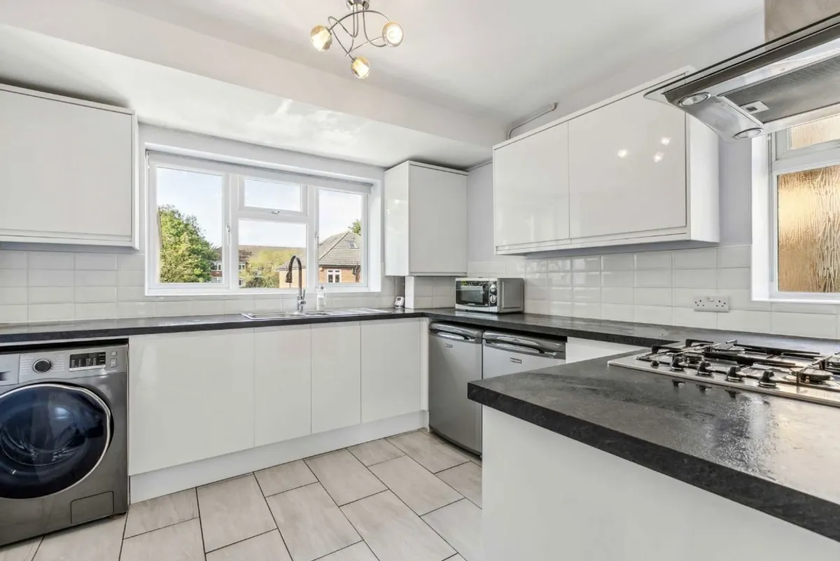 Flat Webster Gardens in Greater London