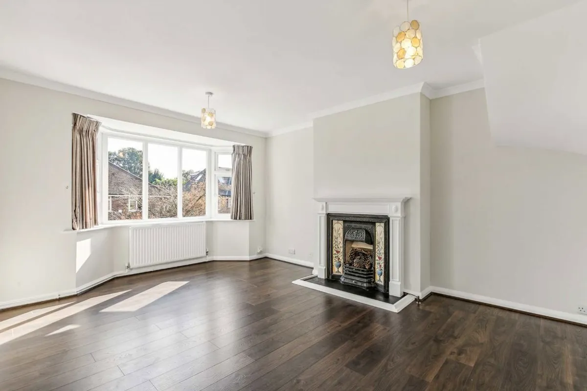 Flat Webster Gardens in Greater London