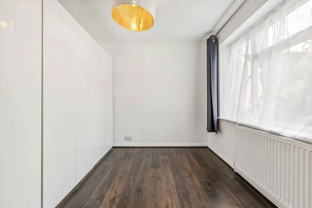 Flat Webster Gardens in Greater London