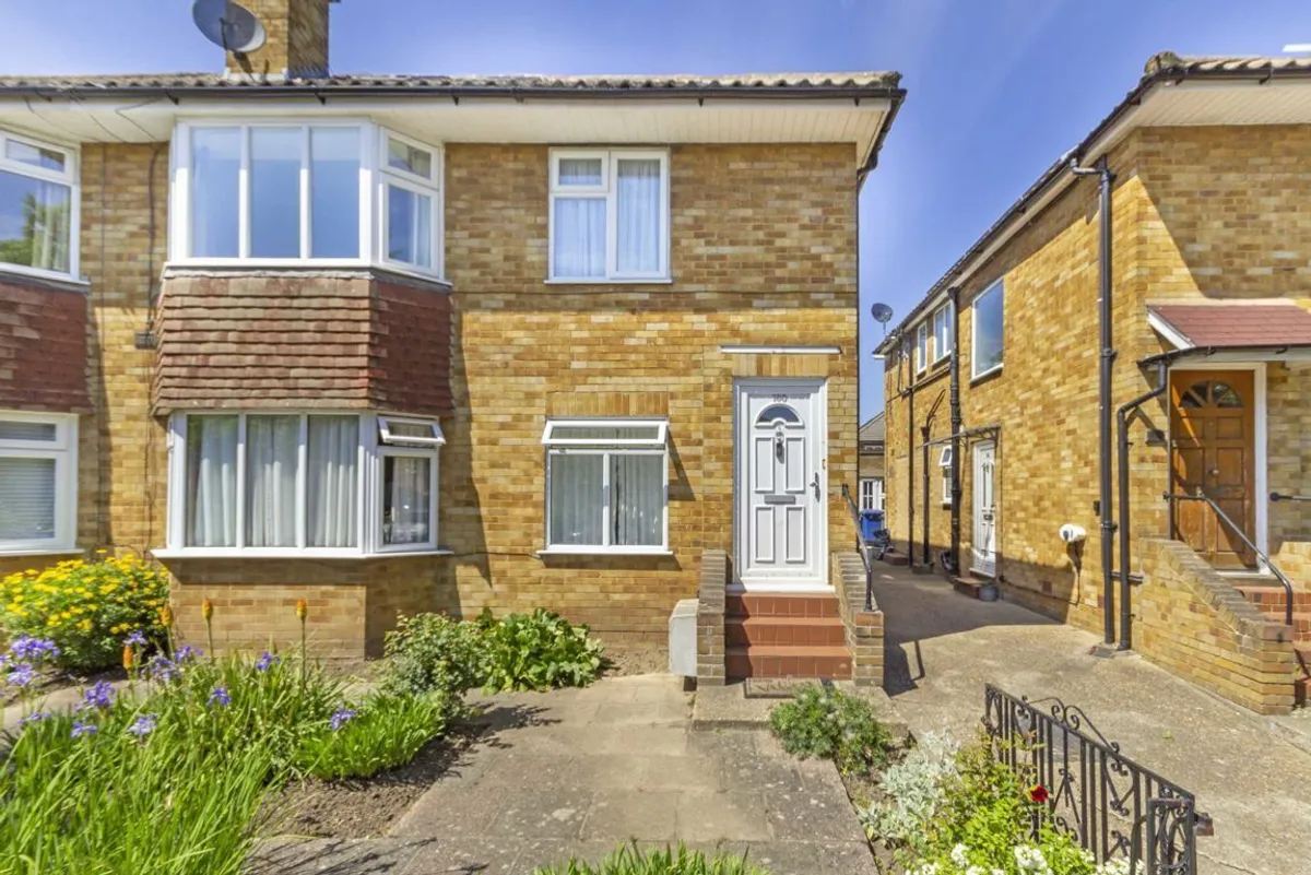 Flat Webster Gardens in Greater London