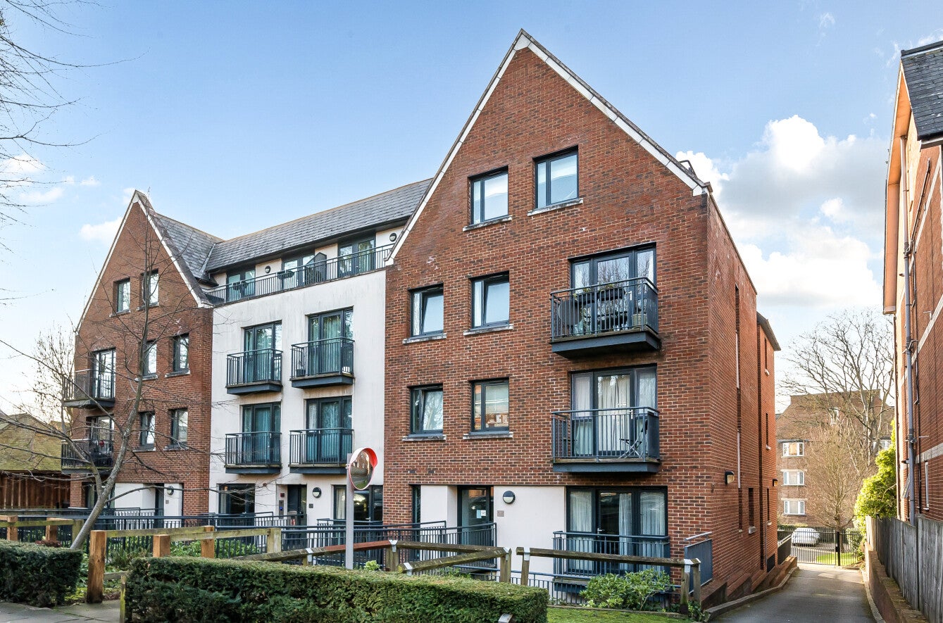 Flat Holden Avenue in Greater London