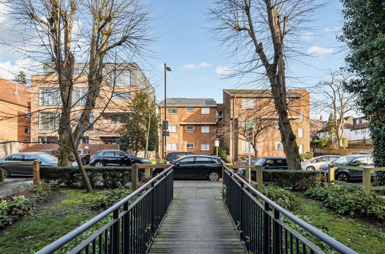 Flat Holden Avenue in Greater London