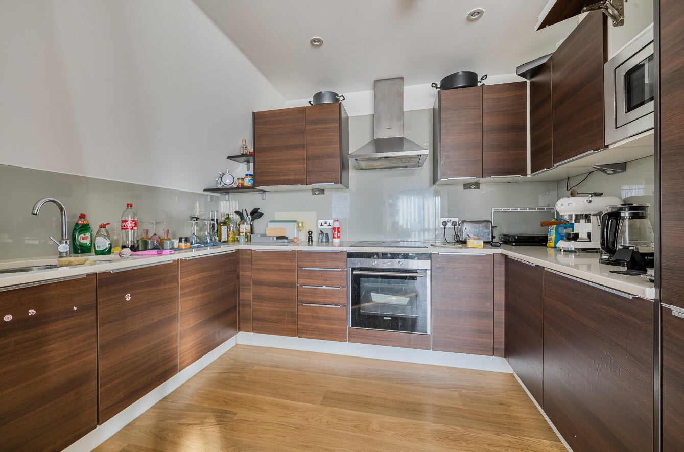Flat Holden Avenue in Greater London
