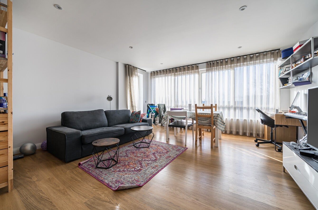 Flat Holden Avenue in Greater London