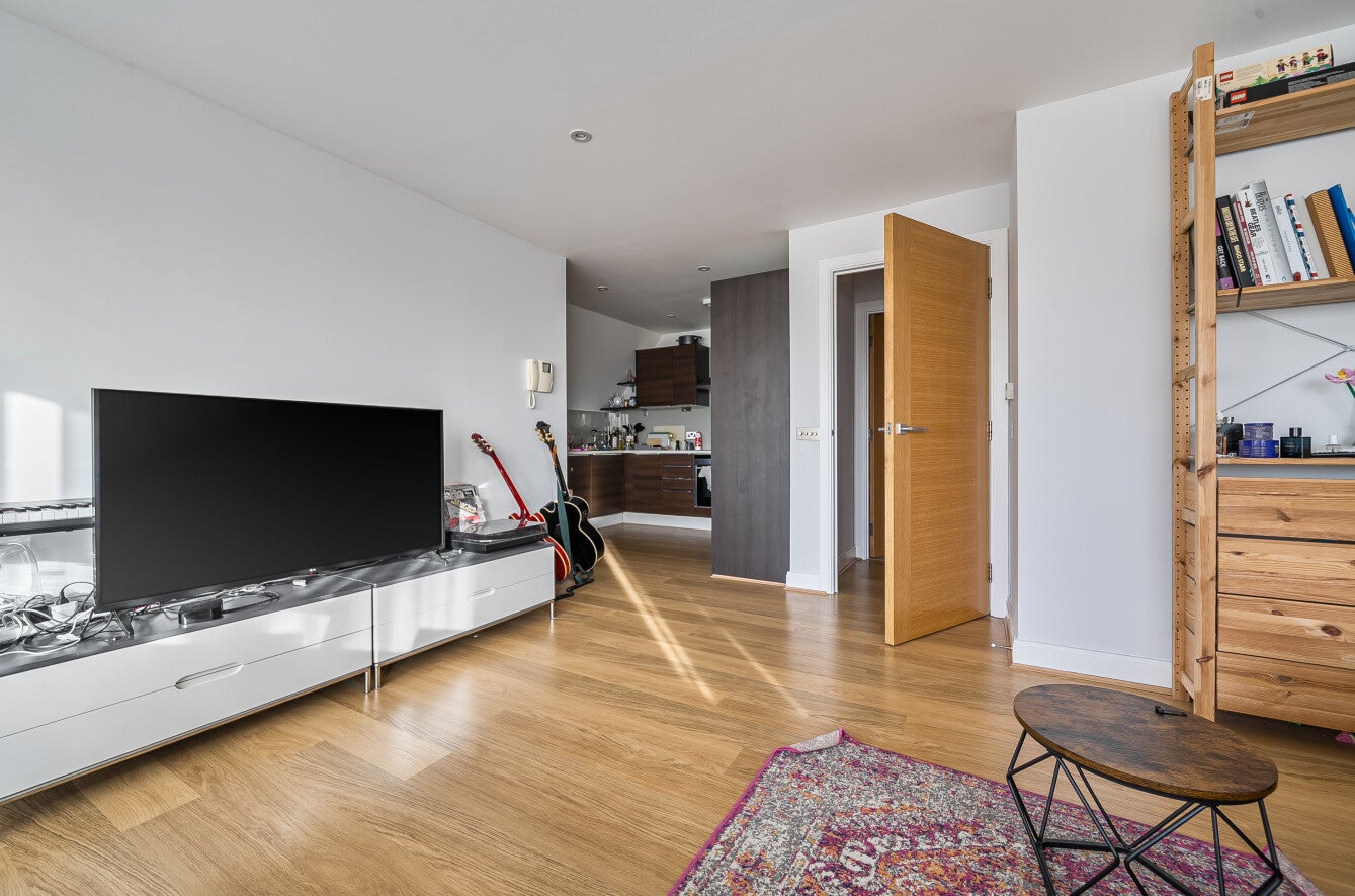 Flat Holden Avenue in Greater London