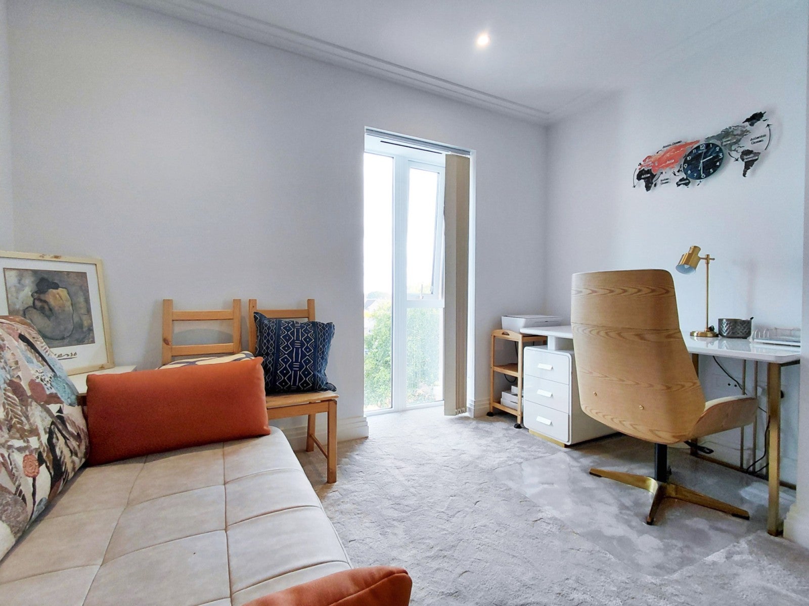 Flat Mattock Lane in Greater London