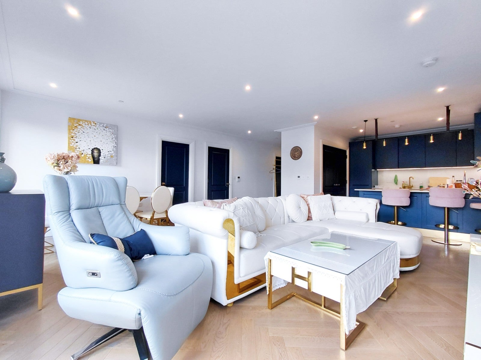 Flat Mattock Lane in Greater London