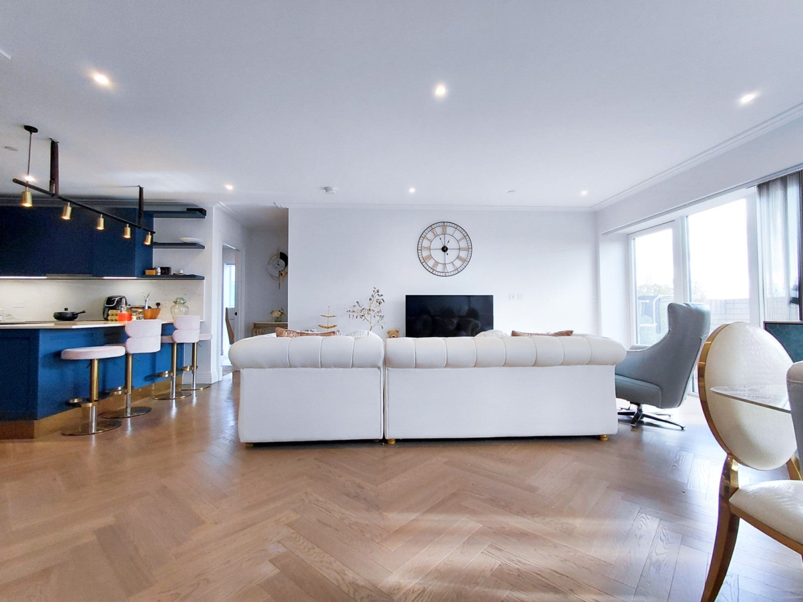 Flat Mattock Lane in Greater London